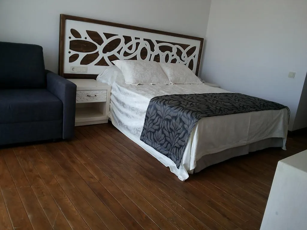 Meggs Bodrum Beach Restaurant & Hotel Ortakent 3*,