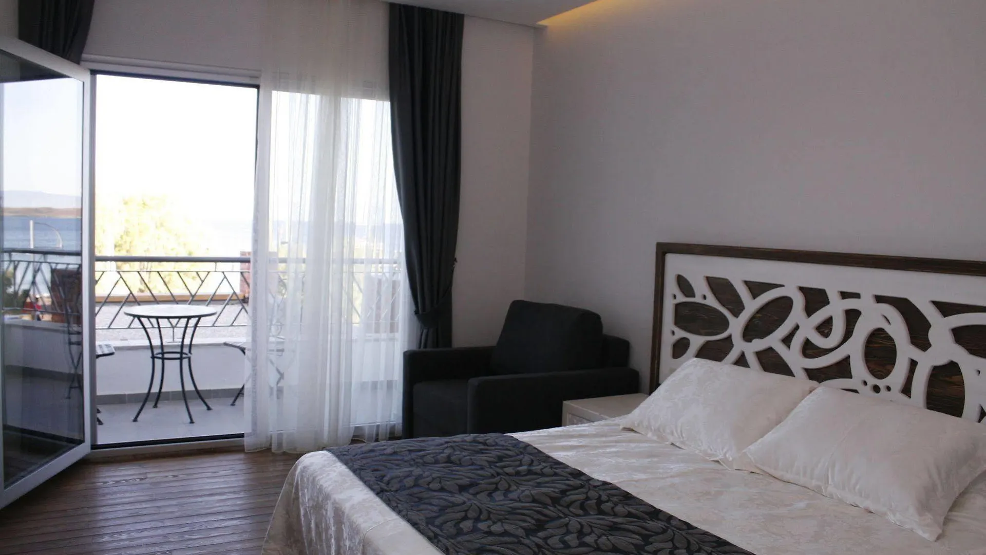 Meggs Bodrum Beach Restaurant & Hotel Ortakent Bed & Breakfast