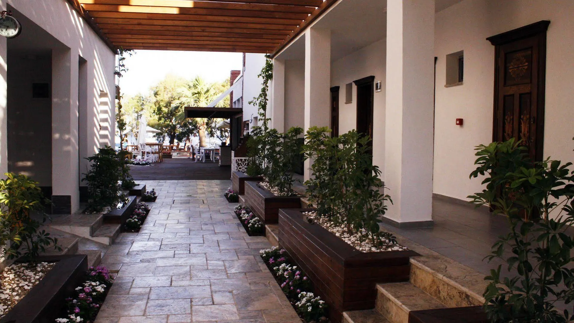 Meggs Bodrum Beach Restaurant & Hotel Ortakent 3*,