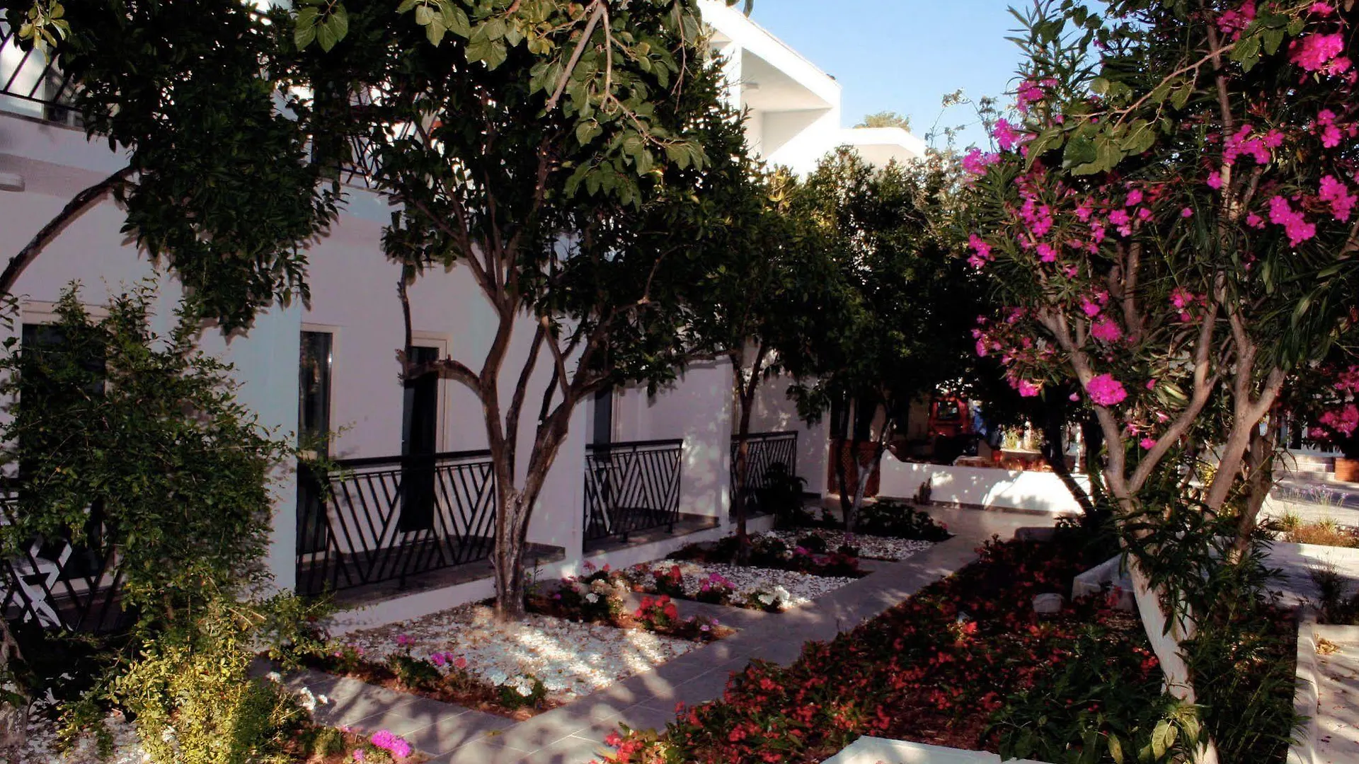 Meggs Bodrum Beach Restaurant & Hotel Ortakent Bed & Breakfast