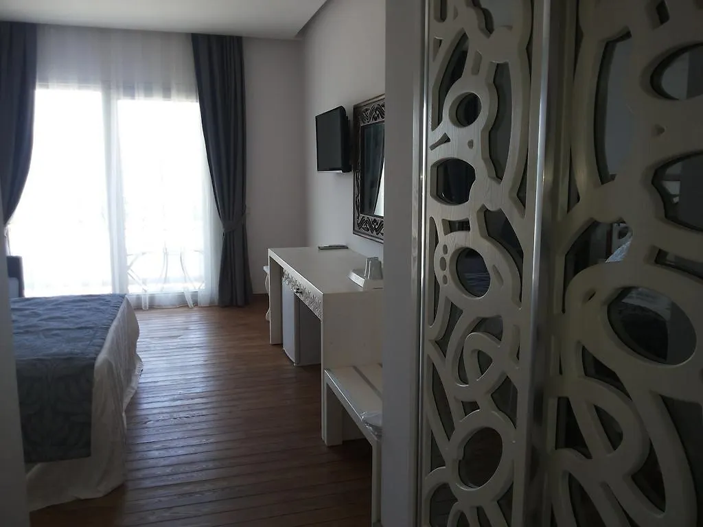 Meggs Bodrum Beach Restaurant & Hotel Ortakent 3*,